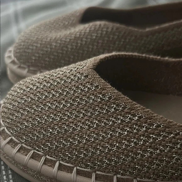 Rothy's Tan Ballet Flats Comfortable Versatile Design (NEVER WORN) - Picture 5 of 5